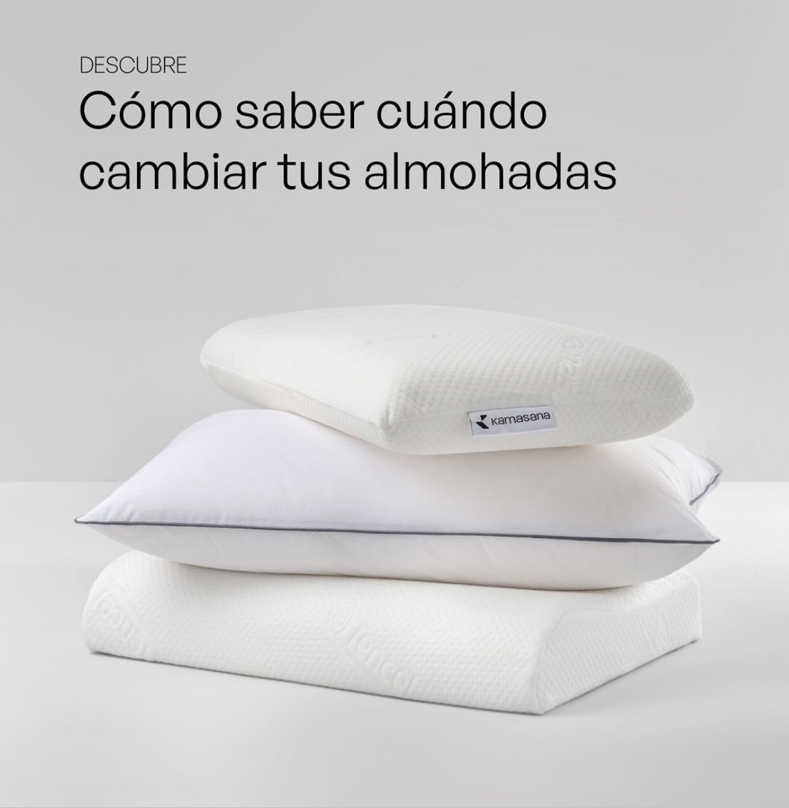Pila de almohadas blancas viscoelásticas y de fibra